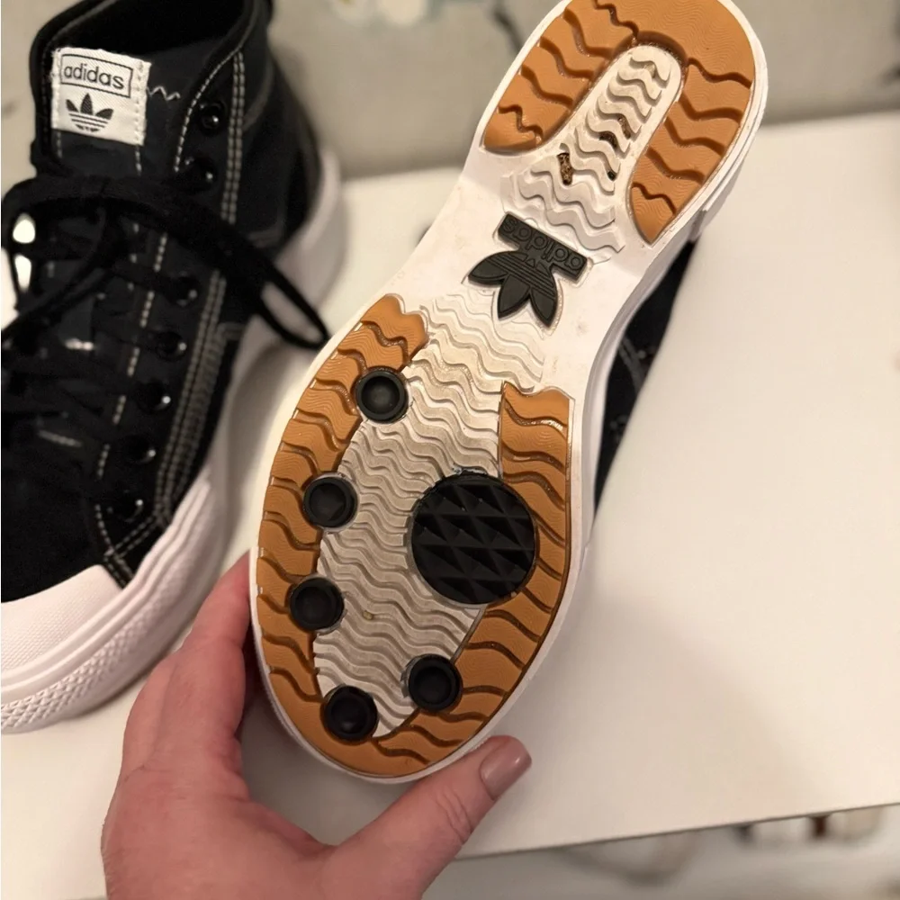 Adidas Classic Black and White Low-Tops - Picture 8 of 8